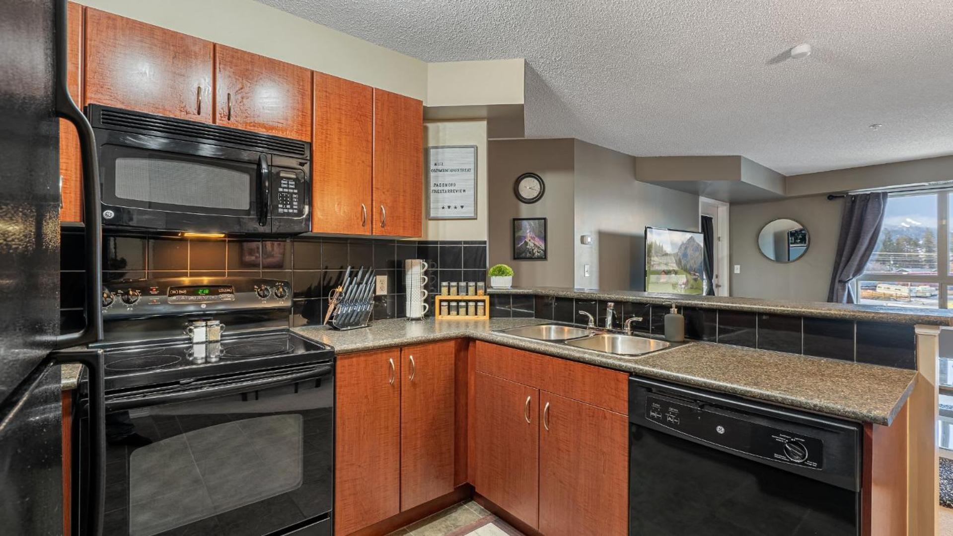 Cozy Mountain I Hot Tub & Pool I Close 2 I Tv Holiday home Invermere